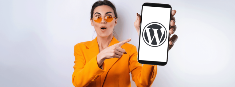 Femme tenant un smartphone sur lequel est affiché le logo WordPress