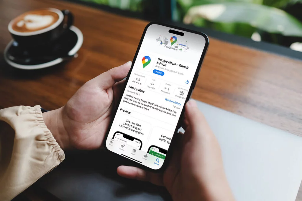Homme regardant la fiche Google My Business sur un Smartphone