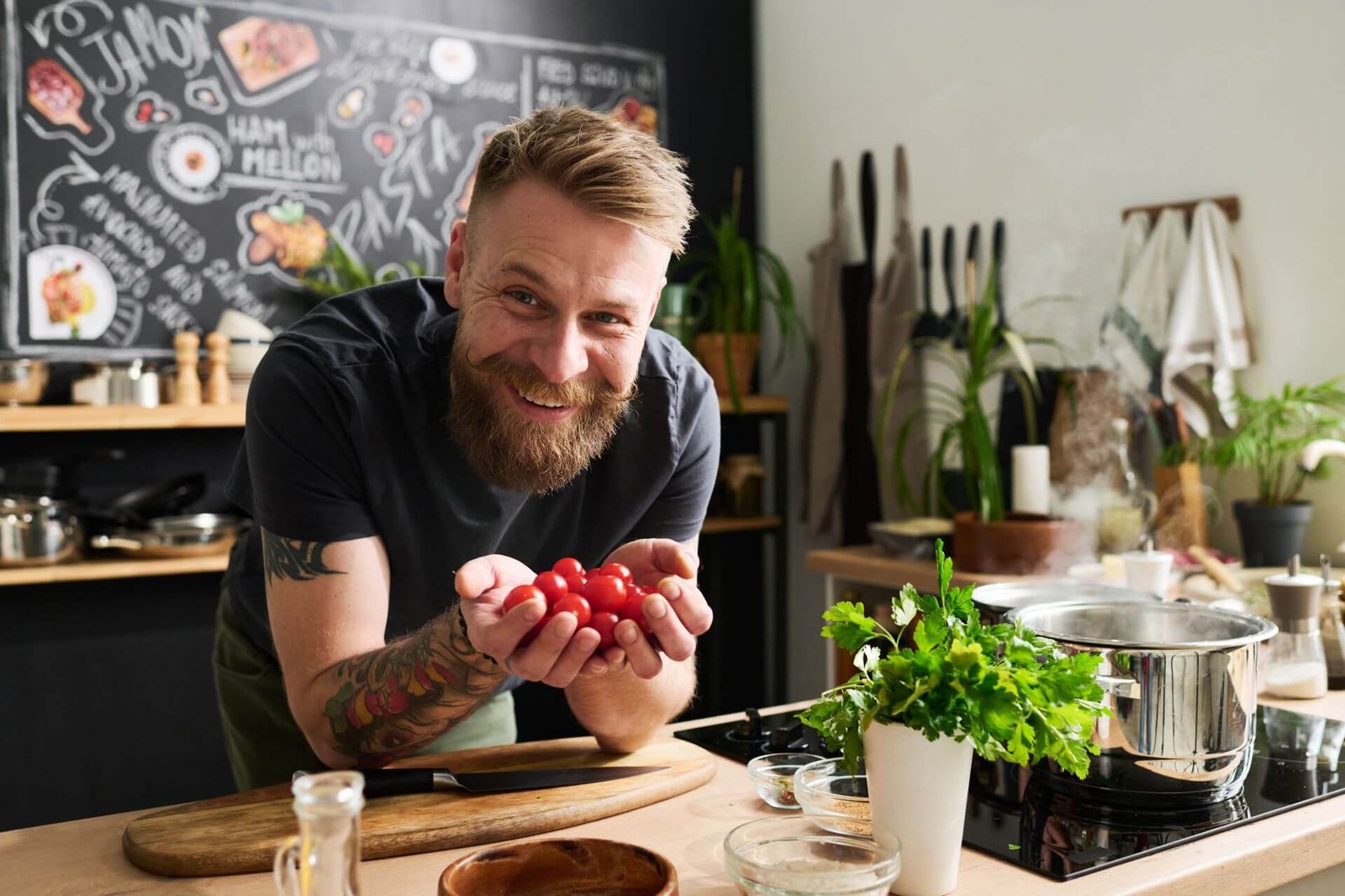 Photo d'un chef qui présente une recette depuis son restaurant